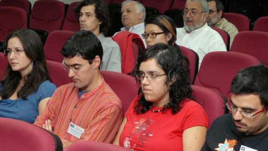 Os asistentes debaterán sobre problemas variacionais definidos por funcionais da enerxía da curvatura Os asistentes debaterán sobre problemas variacionais definidos por funcionais da enerxía da curvatura