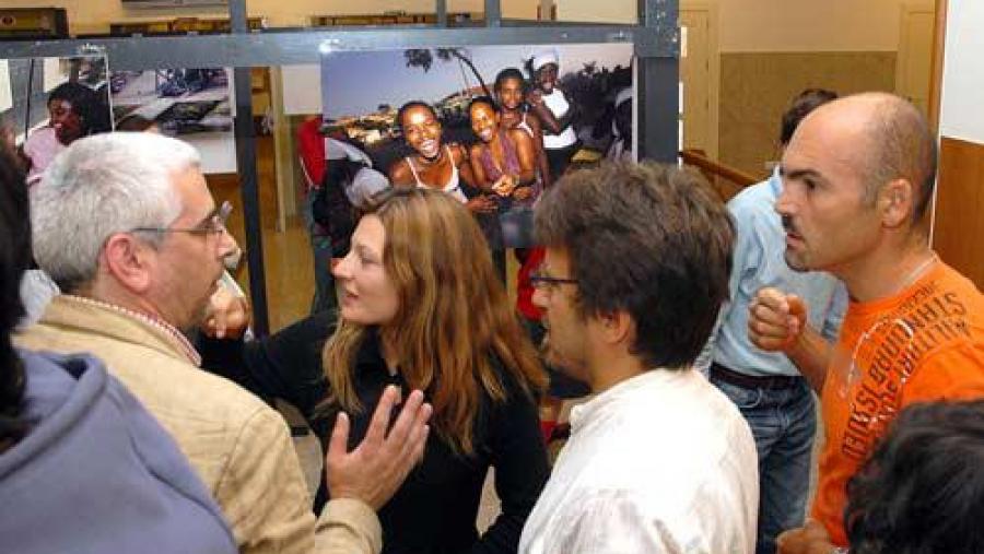 Público asistente á presentación da exposición 'Ollando a Lusofonía. Exposición fotográfica colectiva Público asistente á presentación da exposición 'Ollando a Lusofonía. Exposición fotográfica colectiva