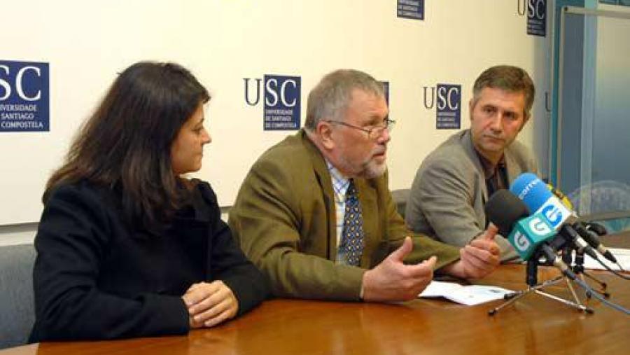 De esquerda a dereita: a secretaria executiva do Grupo Compostela, Beatriz Iglesias; o seu presidente, Michael Cooper; e o vicerreitor de Relacións Institucionais, Lourenzo Fernández De esquerda a dereita: a secretaria executiva do Grupo Compostela, Beatriz Iglesias; o seu presidente, Michael Cooper; e o vicerreitor de Relacións Institucionais, Lourenzo Fernández