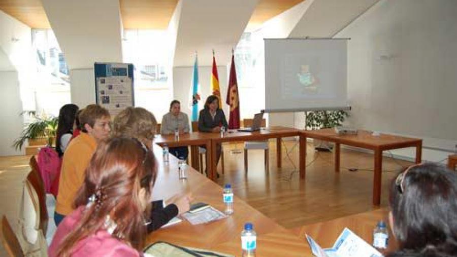 A vicerreitora adxunta de Infraestruturas e Servizos, Celia Besteiro e a Concelleira de Emprego Sonia Méndez deron a benvida aos asistentes á reunión previa ás xornadas A vicerreitora adxunta de Infraestruturas e Servizos, Celia Besteiro e a Concelleira de Emprego Sonia Méndez deron a benvida aos asistentes á reunión previa ás xornadas