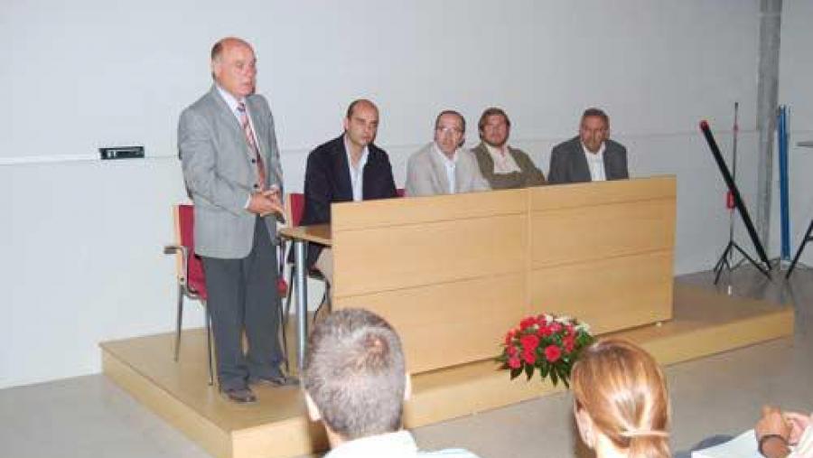 De esquerda a dereita: Antonio Rodríguez Colmenero, catedrático de Historia Antiga da Universidade de Santiago de Compostela, profesor Emérito; José Antonio Armada Pérez, alcalde de Bande; Senén... De esquerda a dereita: Antonio Rodríguez Colmenero, catedrático de Historia Antiga da Universidade de Santiago de Compostela, profesor Emérito; José Antonio Armada Pérez, alcalde de Bande; Senén...
