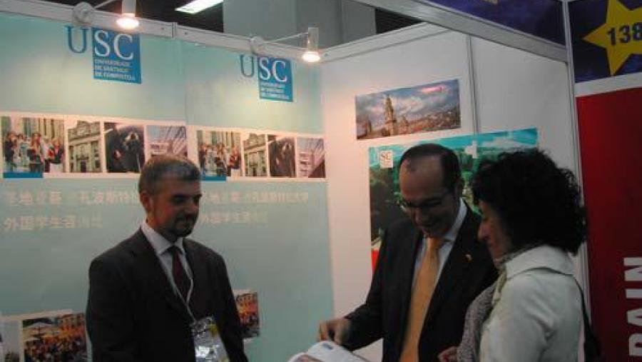 A ministra de Educación, acompañada polo reitor compostelán, visitou o stand que a USC expón na Feira de Educación Superior de Beijing A ministra de Educación, acompañada polo reitor compostelán, visitou o stand que a USC expón na Feira de Educación Superior de Beijing