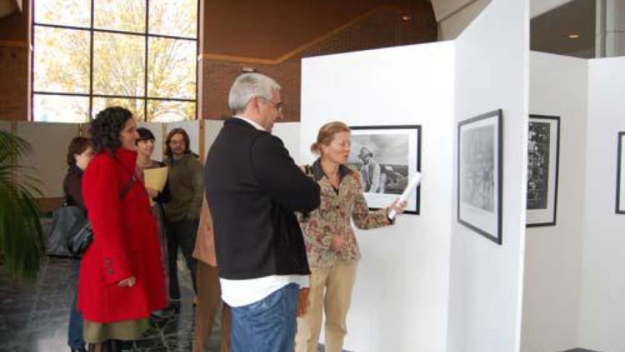 O vicerreitor de Cultura, a decana de Veterinaria e unha representante do CEIDA inauguraron a mostra O vicerreitor de Cultura, a decana de Veterinaria e unha representante do CEIDA inauguraron a mostra