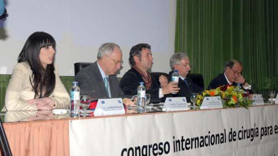 De esquerda a dereita: a presidenta de GIME, Lara Mateo; o decano da Facultade, José María Fraga; o vicerreitor de Relacións Institucionais, Lourenzo Fernández; e os profesores Miguel Caínzos e Potel... De esquerda a dereita: a presidenta de GIME, Lara Mateo; o decano da Facultade, José María Fraga; o vicerreitor de Relacións Institucionais, Lourenzo Fernández; e os profesores Miguel Caínzos e Potel...