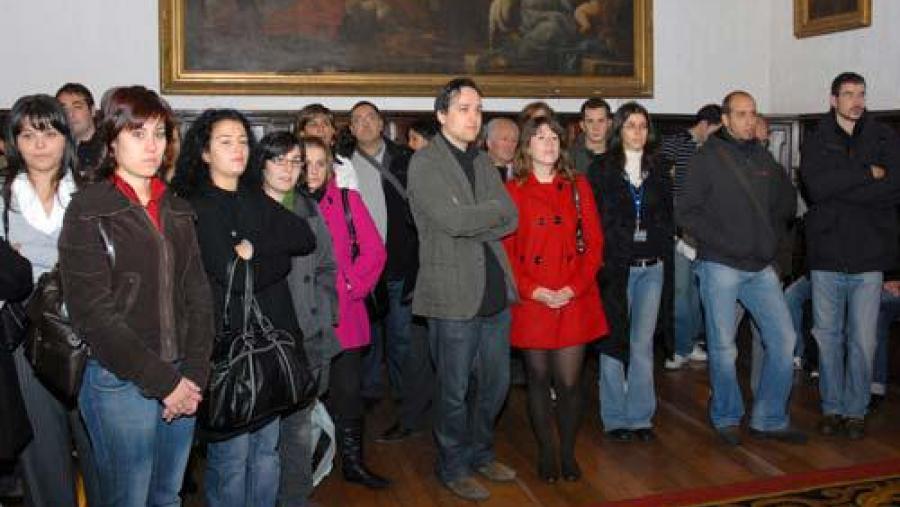 Os alumnos agraciados recibiron tres portátiles, trece móbiles, dez matrículas de balde e diversas viaxes e billetes de avión Os alumnos agraciados recibiron tres portátiles, trece móbiles, dez matrículas de balde e diversas viaxes e billetes de avión