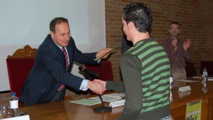 Carlos Herrero entrega o premio ao gañador do concurso de publicidade 'Comunicándomos' Carlos Herrero entrega o premio ao gañador do concurso de publicidade 'Comunicándomos'