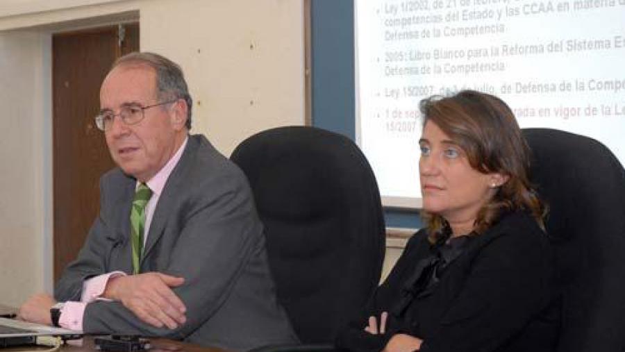 Luis Berenguer Fuster acompañado da decana Maite Cancelo na súa intervención en Ciencias Económicas Luis Berenguer Fuster acompañado da decana Maite Cancelo na súa intervención en Ciencias Económicas