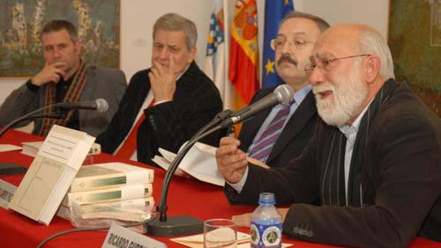 De esquerda a dereita: o vicerreitor de Relacións Institucionais, Lourenzo Fernández Prieto; o director da Casa de Galicia, Alfonso Palomares; o presidente do Consello da Cultura Galega, Ramón... De esquerda a dereita: o vicerreitor de Relacións Institucionais, Lourenzo Fernández Prieto; o director da Casa de Galicia, Alfonso Palomares; o presidente do Consello da Cultura Galega, Ramón...