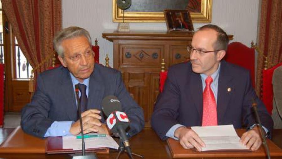 Julio Fernández Gayoso e Senén Barro tras a sinatura protocolaria do convenio Julio Fernández Gayoso e Senén Barro tras a sinatura protocolaria do convenio