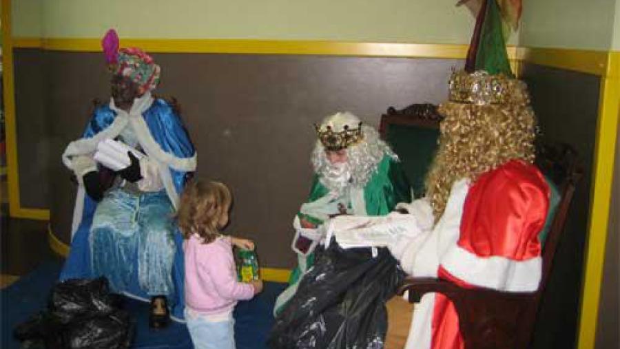 As súas Maxestades os Reis Magos achegáronse este venres á Escola Infantil Breogán da USC As súas Maxestades os Reis Magos achegáronse este venres á Escola Infantil Breogán da USC