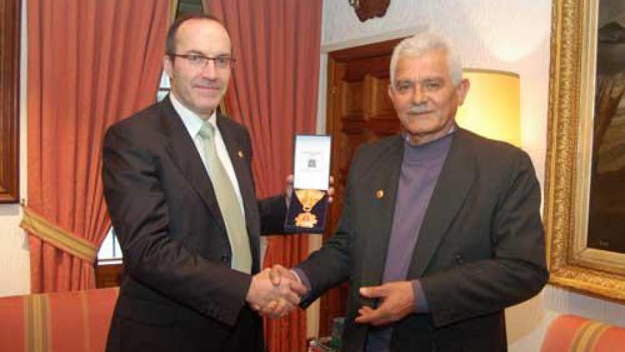 Juan Marino Alva entregoulle ao reitor compostelán a medalla conmemorativa do 50 aniversario da Universidade Nacional San Luis Gonzaga de Ica Juan Marino Alva entregoulle ao reitor compostelán a medalla conmemorativa do 50 aniversario da Universidade Nacional San Luis Gonzaga de Ica