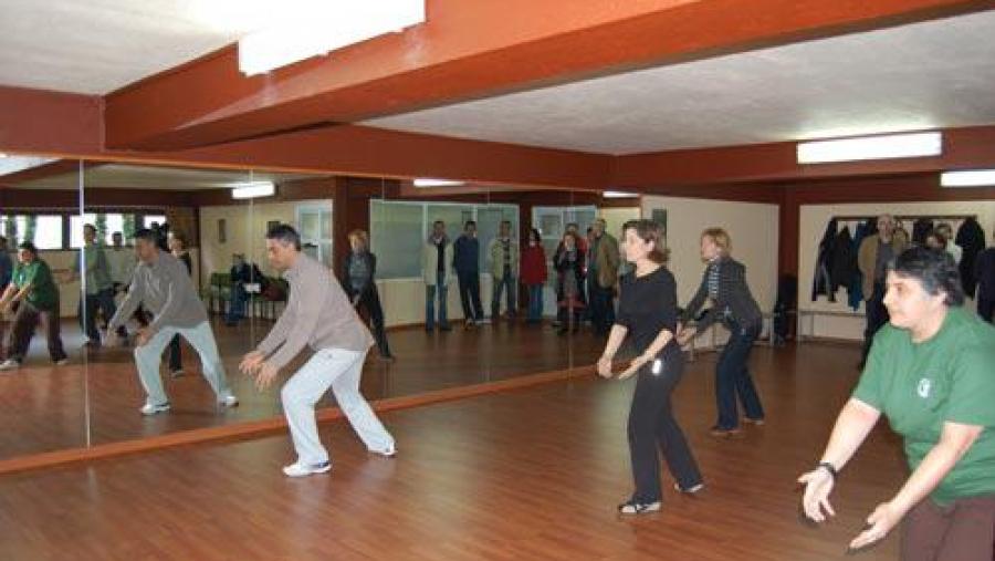 O grupo de tai-chi, entre os que se atopa a decana, realizou unha demostración ante os asistentes á inauguración O grupo de tai-chi, entre os que se atopa a decana, realizou unha demostración ante os asistentes á inauguración