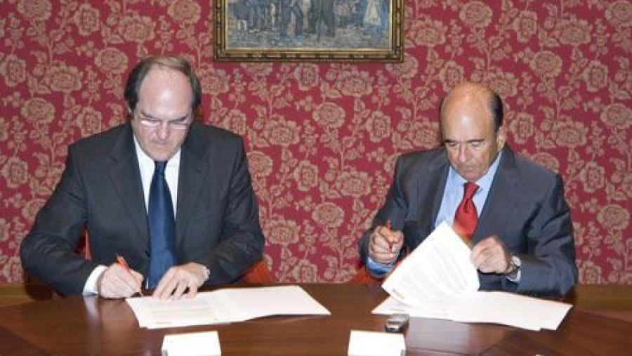 Ángel Gabilondo e Emilio Botín asinaron este martes o convenio que formaliza o Programa Santander-CRUE de mobilidade Iberoamericana Ángel Gabilondo e Emilio Botín asinaron este martes o convenio que formaliza o Programa Santander-CRUE de mobilidade Iberoamericana