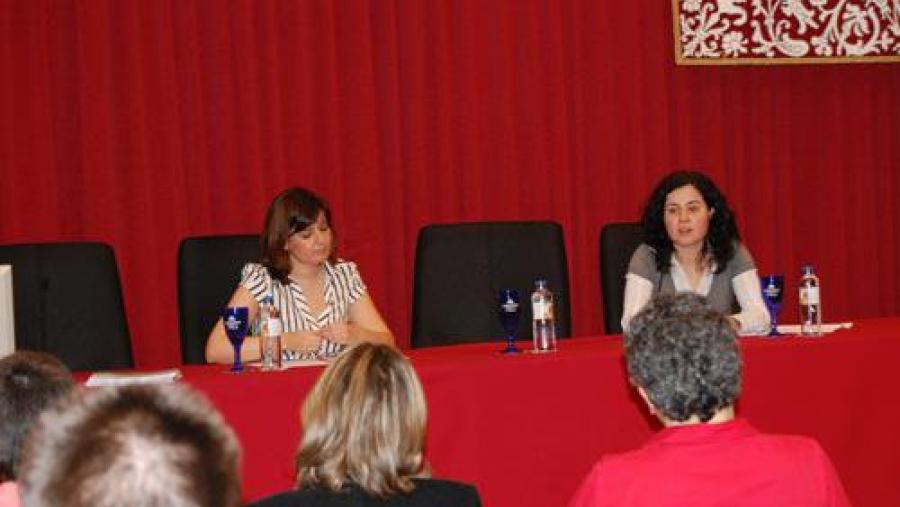 Noelia Vijande e Mónica Balboa presentaron a guía ante os estudantes e profesores Noelia Vijande e Mónica Balboa presentaron a guía ante os estudantes e profesores