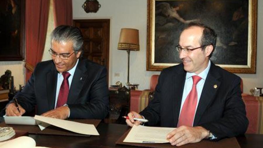 Antonio Almeida-Dias e Senén Barro asinaron o convenio no despacho reitoral en San Xerome Antonio Almeida-Dias e Senén Barro asinaron o convenio no despacho reitoral en San Xerome