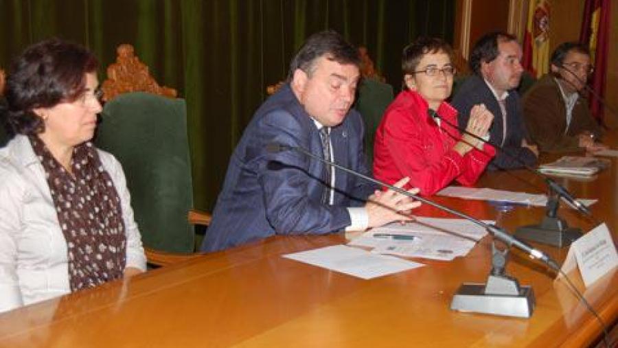 De esquerda a dereita: Teresa Pereira Lorenzo, Xosé Ramón Leis, María José Alonso, Rubén Lois e José Vila Abad De esquerda a dereita: Teresa Pereira Lorenzo, Xosé Ramón Leis, María José Alonso, Rubén Lois e José Vila Abad