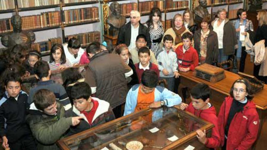 Os alumnos que participaron no proxecto 'As bibliotecas de centro como espazos interculturais' visitaron este mércores a Biblioteca América da USC Os alumnos que participaron no proxecto 'As bibliotecas de centro como espazos interculturais' visitaron este mércores a Biblioteca América da USC