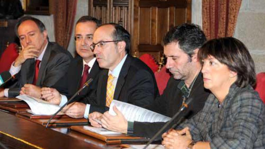 Á sinatura do convenio asistiron, de esquerda a dereita, José Manuel Moreno, Manuel Bravo, Senén Barro, Lourenzo Fernández e Margarita Santos Á sinatura do convenio asistiron, de esquerda a dereita, José Manuel Moreno, Manuel Bravo, Senén Barro, Lourenzo Fernández e Margarita Santos
