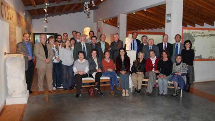 Foto de grupo dos expertos asistentes á xuntanza en Segóbriga Foto de grupo dos expertos asistentes á xuntanza en Segóbriga