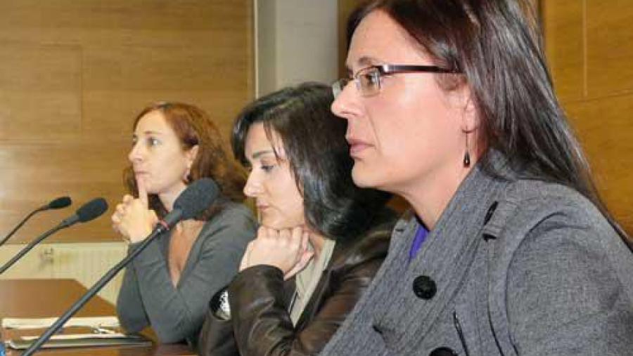Carme Adán, en primeiro termo, acompañada pola decana de Ciencias Políticas, Nieves Lagares, interveu na inauguración das xornadas Carme Adán, en primeiro termo, acompañada pola decana de Ciencias Políticas, Nieves Lagares, interveu na inauguración das xornadas