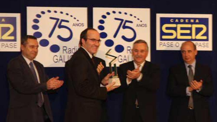 O reitor, Senén Barro recolle a SERENIDADE, escultura conmemorativa dos 75 anos de Radio Galicia O reitor, Senén Barro recolle a SERENIDADE, escultura conmemorativa dos 75 anos de Radio Galicia