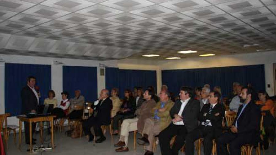 Lois Celeiro pronunciando a conferencia no Centro Galicia de Bos Aires Lois Celeiro pronunciando a conferencia no Centro Galicia de Bos Aires