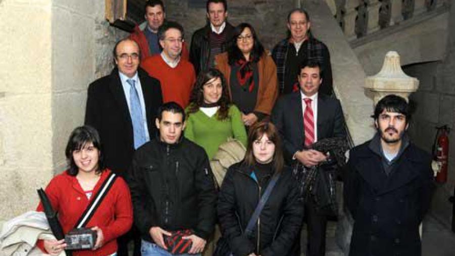 Os alumnos que gañaron o sorteo posan en San Xerome con responsables da USC e patrocinadores Os alumnos que gañaron o sorteo posan en San Xerome con responsables da USC e patrocinadores