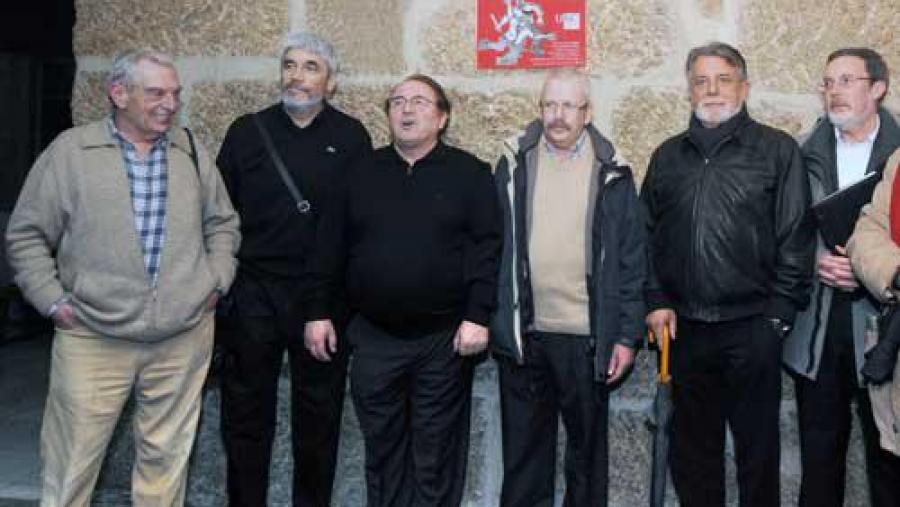 Algún dos membros de Voces Ceibes diante da placa en homenaxe aos represaliados universitarios Algún dos membros de Voces Ceibes diante da placa en homenaxe aos represaliados universitarios