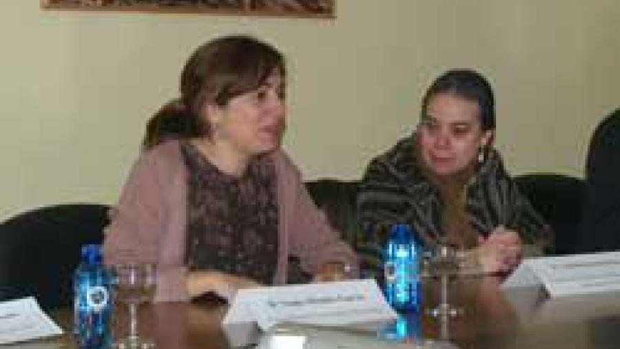 Á sesión asistiron a vicerreitora adxunta de Infraestruturas e Servizos, Celia Besteiro, e a concelleira de Economía e Emprego, Sonia Méndez Á sesión asistiron a vicerreitora adxunta de Infraestruturas e Servizos, Celia Besteiro, e a concelleira de Economía e Emprego, Sonia Méndez