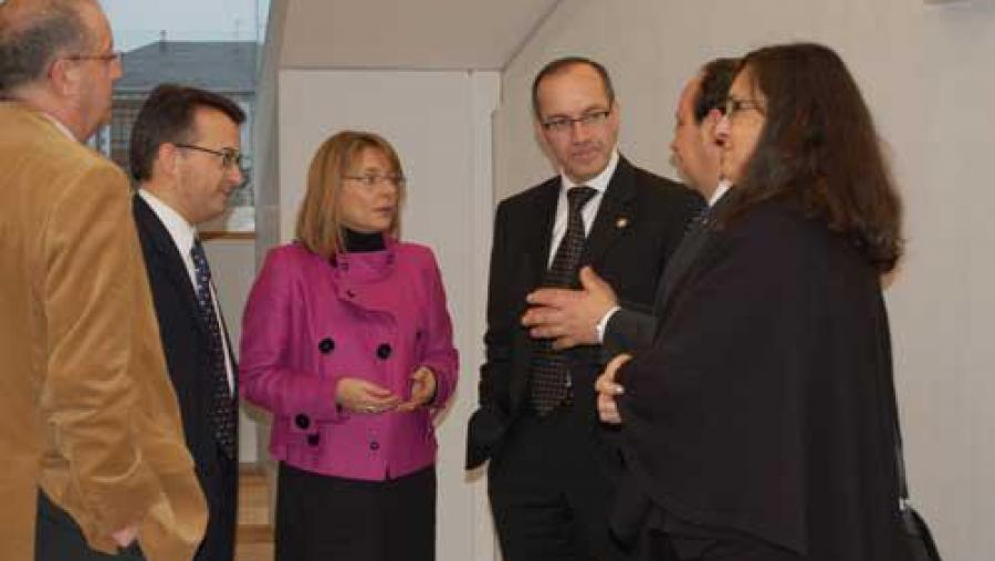 De esquerda a dereita: o xerente da USC, Pedro García Moreno; o director da EPS, Javier Bueno; a alcaldesa en funcións, Concepción Burgo; o reitor da USC, Senén Barro; o vicerreitor de Coordinación... De esquerda a dereita: o xerente da USC, Pedro García Moreno; o director da EPS, Javier Bueno; a alcaldesa en funcións, Concepción Burgo; o reitor da USC, Senén Barro; o vicerreitor de Coordinación...
