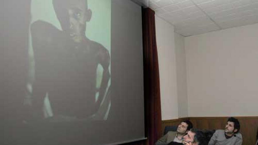 Cendón impartiu en Filosofía a charla 'Un fotógrafo por libre na cerna do conflicto' Cendón impartiu en Filosofía a charla 'Un fotógrafo por libre na cerna do conflicto'