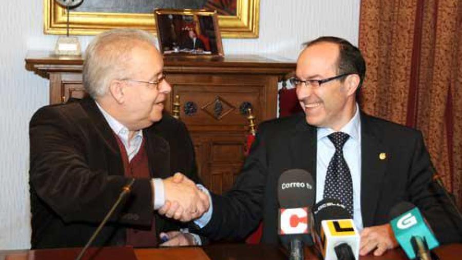 O convenio asinárono o reitor Senén Barro e o presidente da Fundación, Xesús Mosquera O convenio asinárono o reitor Senén Barro e o presidente da Fundación, Xesús Mosquera