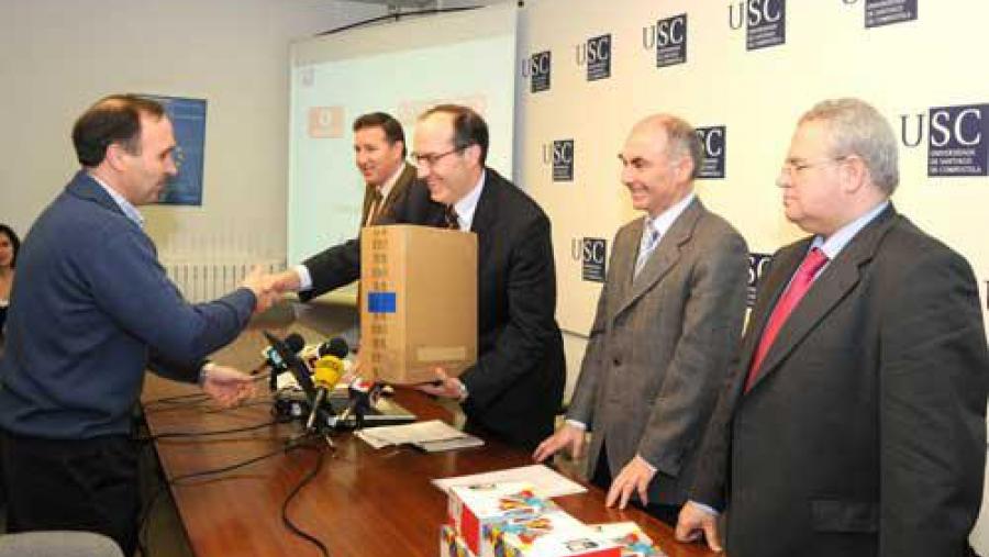 Xosé L. Vázquez recolleu o seu portátil de mans do reitor Xosé L. Vázquez recolleu o seu portátil de mans do reitor