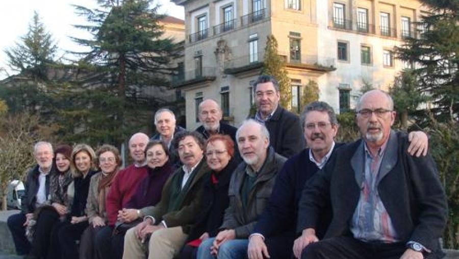 Os compañeiros retrataron realizaron unha foto de familia diante da que fóra sede do centro Os compañeiros retrataron realizaron unha foto de familia diante da que fóra sede do centro