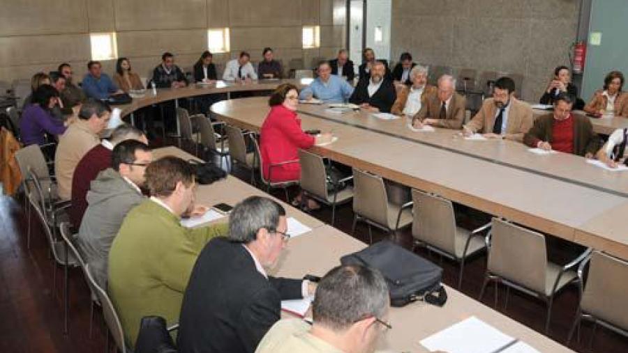 Á xuntanza asistiron responsables de escolas e facultades e os directores de Departamento, centros e institutos de investigación Á xuntanza asistiron responsables de escolas e facultades e os directores de Departamento, centros e institutos de investigación