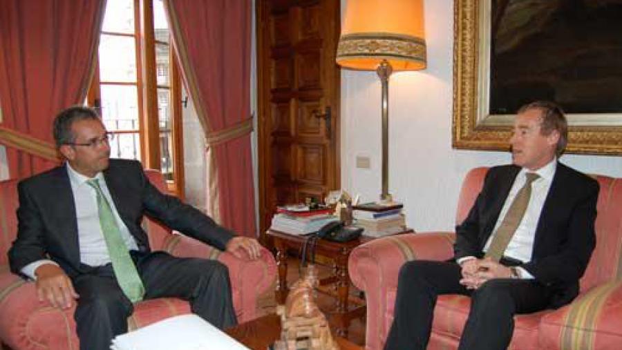 O vicerreitor Agustín Merino recibiu ao embaixador no despacho do reitor O vicerreitor Agustín Merino recibiu ao embaixador no despacho do reitor