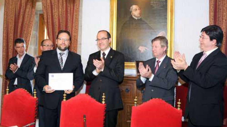 Un dos promotores de AMSlab recolle o primeiro premio do Concurso Un dos promotores de AMSlab recolle o primeiro premio do Concurso