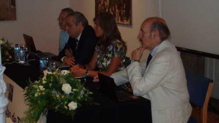 O vicerreitor adxunto de Investigación e Política Exterior, Jesús CasaBiell, (segundo pola esquerda) inaugurou en Lalín un curso da USC sobre mecánica celeste O vicerreitor adxunto de Investigación e Política Exterior, Jesús CasaBiell, (segundo pola esquerda) inaugurou en Lalín un curso da USC sobre mecánica celeste