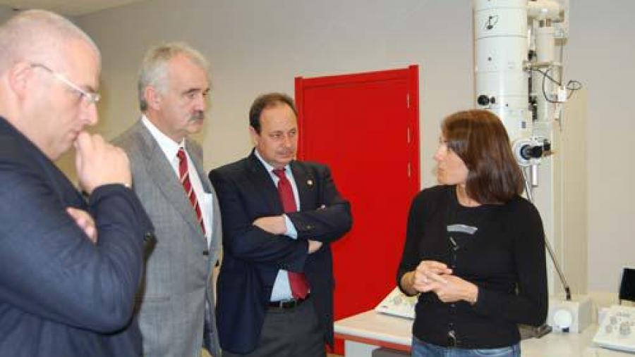 O vicerreitor do Campus de Lugo amosa as instalacións do CACTUS ao director do CETAL (segundo pola esquerda) para futuros proxectos de colaboración O vicerreitor do Campus de Lugo amosa as instalacións do CACTUS ao director do CETAL (segundo pola esquerda) para futuros proxectos de colaboración