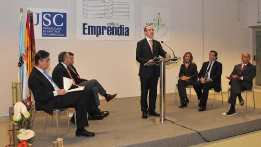 O reitor, no centro, estivo acompañado de Salvador Fernández Moreda, Xosé Sánchez Bugallo, Alberto Núñez Feijóo, Cristina Garmendia, Marius Rubiralta e Emilio Botín O reitor, no centro, estivo acompañado de Salvador Fernández Moreda, Xosé Sánchez Bugallo, Alberto Núñez Feijóo, Cristina Garmendia, Marius Rubiralta e Emilio Botín