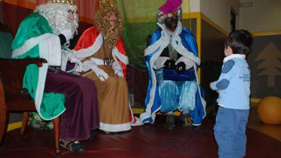 As súas Maxestades os Reis Magos visitaron aos rapaces da Escola Infantil Breogán As súas Maxestades os Reis Magos visitaron aos rapaces da Escola Infantil Breogán