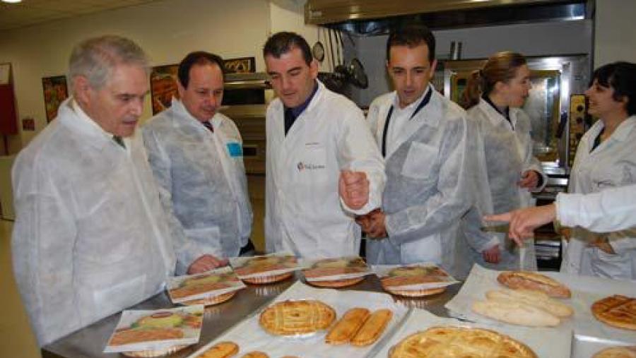 Álvaro Rodríguez e Carlos Herrero atenden ás explicacións do director comercial de Ingapan, Manuel López Álvaro Rodríguez e Carlos Herrero atenden ás explicacións do director comercial de Ingapan, Manuel López