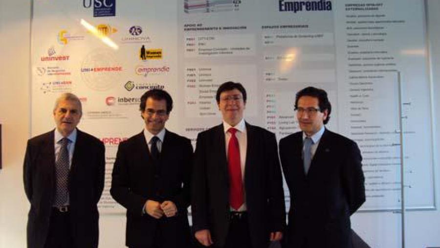 Gustavo Marcos (segundo pola dereita) acompañado dos integrantes da delegación italiana e do concelleiro compostelá Gustavo Marcos (segundo pola dereita) acompañado dos integrantes da delegación italiana e do concelleiro compostelá