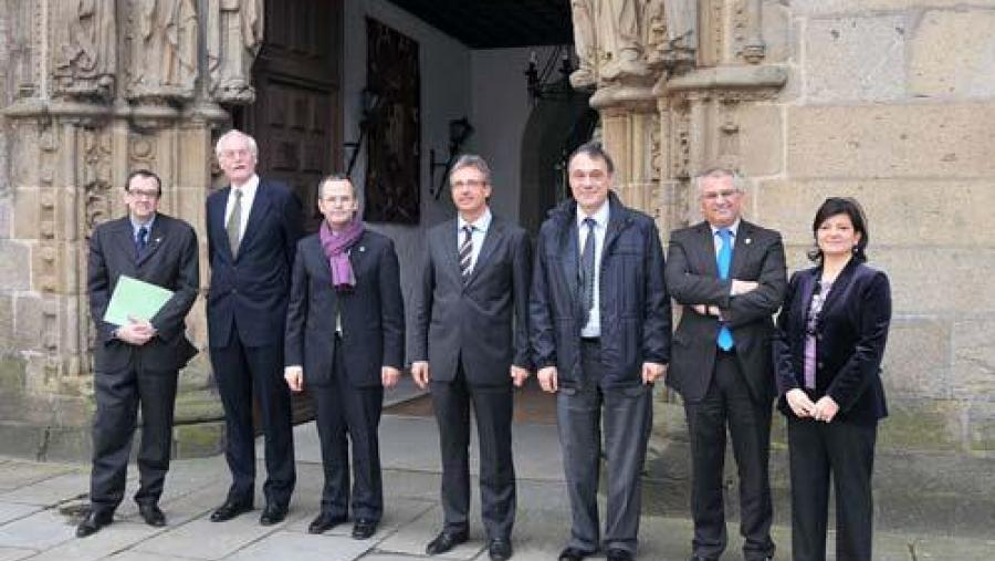 Diante do Pazo de San Xerome, os integrantes do xurado co vicerreitor de Política Internacional da ȤѶֲַ. De esquerda a dereita: Alberto Díez de Castro, Maurits van Rooijen, Xesús Vázquez Abad, Agustín...
