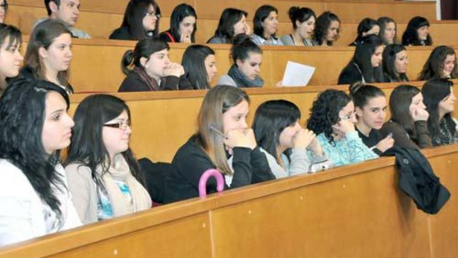 O curso pretende favorecer entre os futuros profesionais sanitarios a adquisición de habilidades de intervención e atención a colectivos con necesidades especiais O curso pretende favorecer entre os futuros profesionais sanitarios a adquisición de habilidades de intervención e atención a colectivos con necesidades especiais