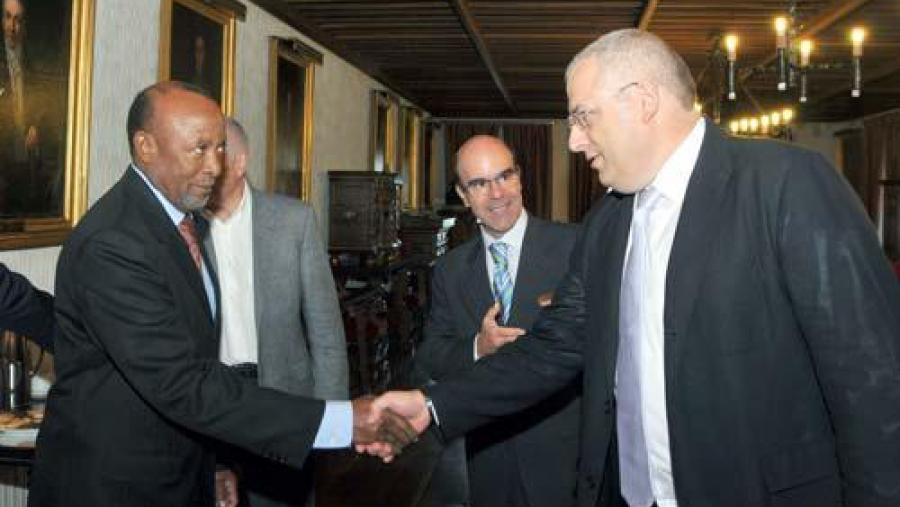 Jesús A. Casabiell saúda ao ministro Nangolo Mbumba Jesús A. Casabiell saúda ao ministro Nangolo Mbumba