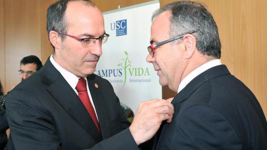 Senén Barro impúxolle a Insignia ao alcalde no transcurso da visita ao Centro singular de Investigación en Medicina Molecular e Enfermidades Crónicas Senén Barro impúxolle a Insignia ao alcalde no transcurso da visita ao Centro singular de Investigación en Medicina Molecular e Enfermidades Crónicas