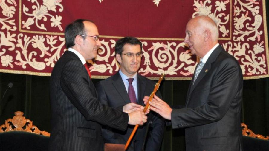 Senén Barro entrégalle o bastón da USC a Juan Casares en presenza do presidente da Xunta Senén Barro entrégalle o bastón da USC a Juan Casares en presenza do presidente da Xunta