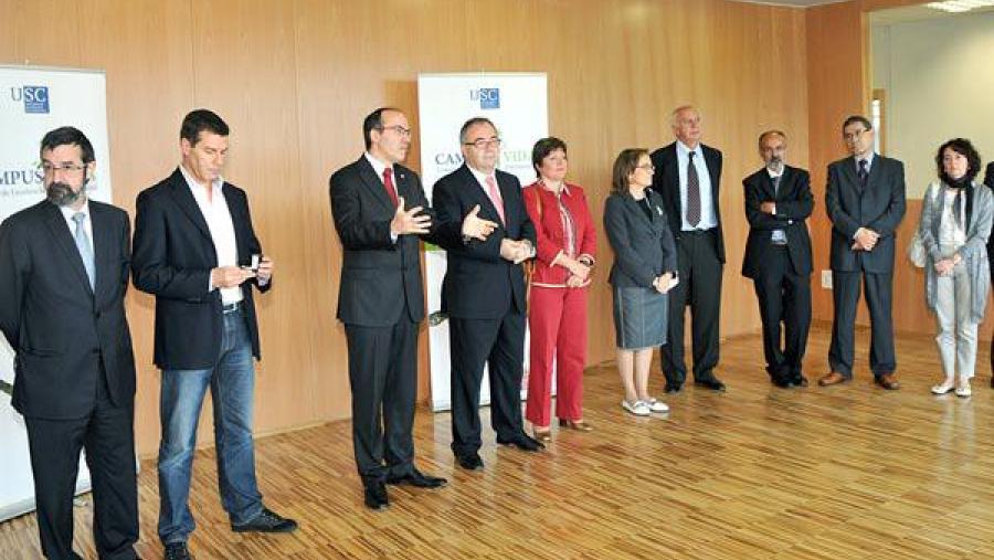 Ao acto asistiron integrantes tanto do equipo de dirección saínte como do entrante Ao acto asistiron integrantes tanto do equipo de dirección saínte como do entrante