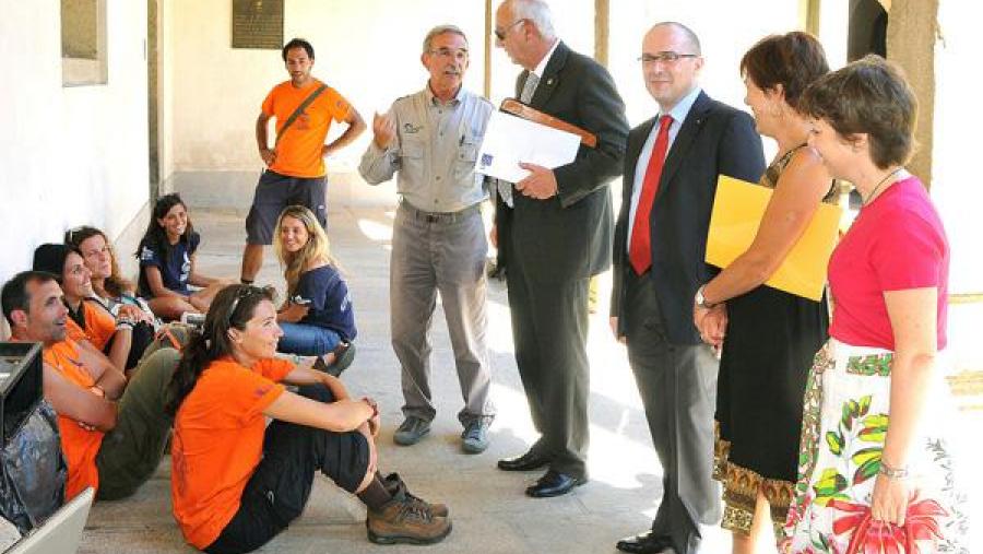 O reitor Casares charla cun grupo da Ruta Quetzal no claustro de Fonseca O reitor Casares charla cun grupo da Ruta Quetzal no claustro de Fonseca